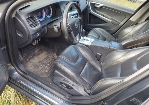 Volvo V60 cena 31500 przebieg: 250000, rok produkcji 2011 z Trzebiatów małe 46